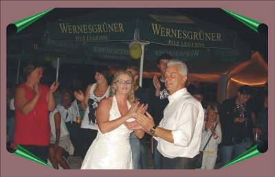 ... spontan zur "Ihrer" Hochzeitsparty und feierte mit Uc und den anderen Partyg�sten.