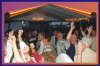 im gro�en Partyzelt feierten die G�ste