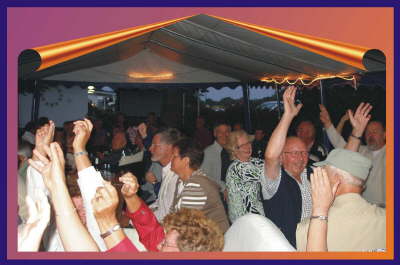 im gro�en Partyzelt feierten die G�ste
