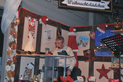 Siegfried Ke�ler in seinem "Weihnachtsl�dchen"