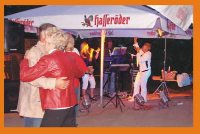 ... gemeinsam wurde getanzt und gefeiert bis zur "Nachtruhe" des Zeltplatzes